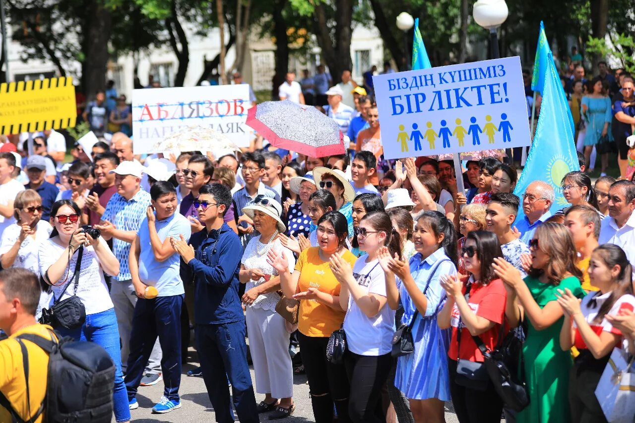 Алматы митинг. Алматы протесты. Казахстан лозунги. Казахстанские волнения. Митинг в алматы