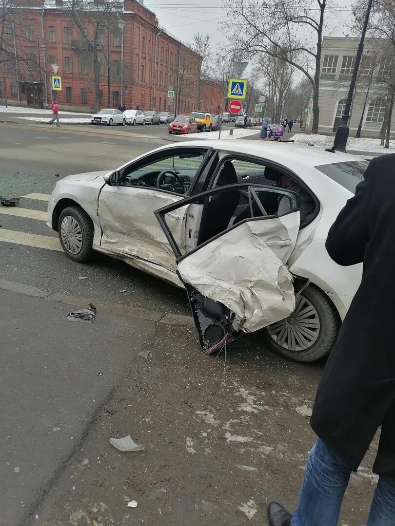 ДТП на большом проспекте Васильевского. ДТП на большом проспекте Васильевского острова сегодня. ДТП на Васильевском острове. ДТП на Васильевском острове вчера. Фонтанка ру новости санкт петербурга происшествия