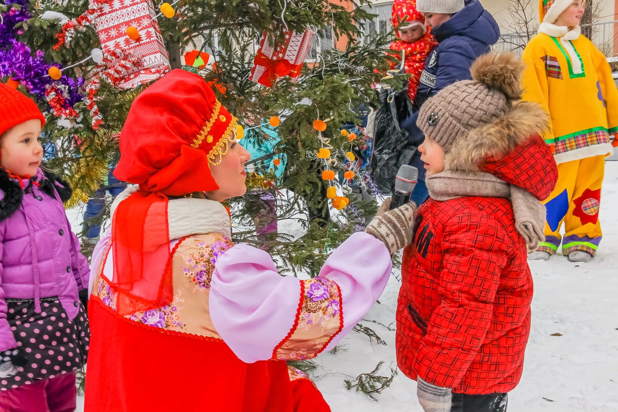 уличный зимний праздник двора на новый год. новогодние дворы гурьевск. новогодний праздник двора сценарий. праздник в городе. костин двор рождественские праздники.