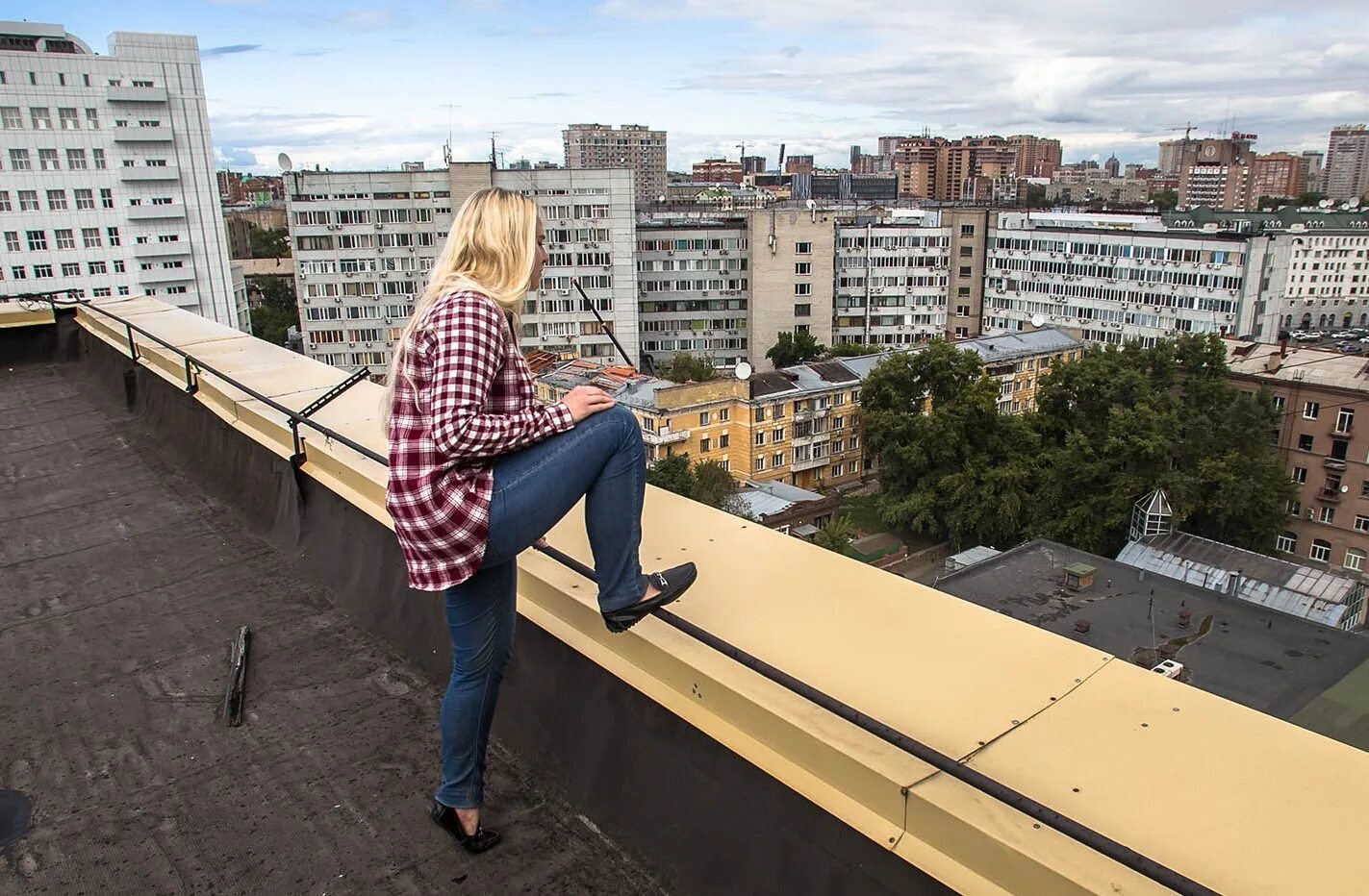 В большом городе жили двое детей кровли. Фотосессия на крыше. Крыши многоэтажных домов. Подросток на крыше многоэтажки. Подростки на крыше.