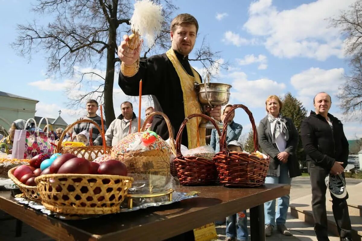 Освящение яиц на Пасху. Освящение куличей на Пасху. Кулич в церкви. Святить куличи на Пасху.