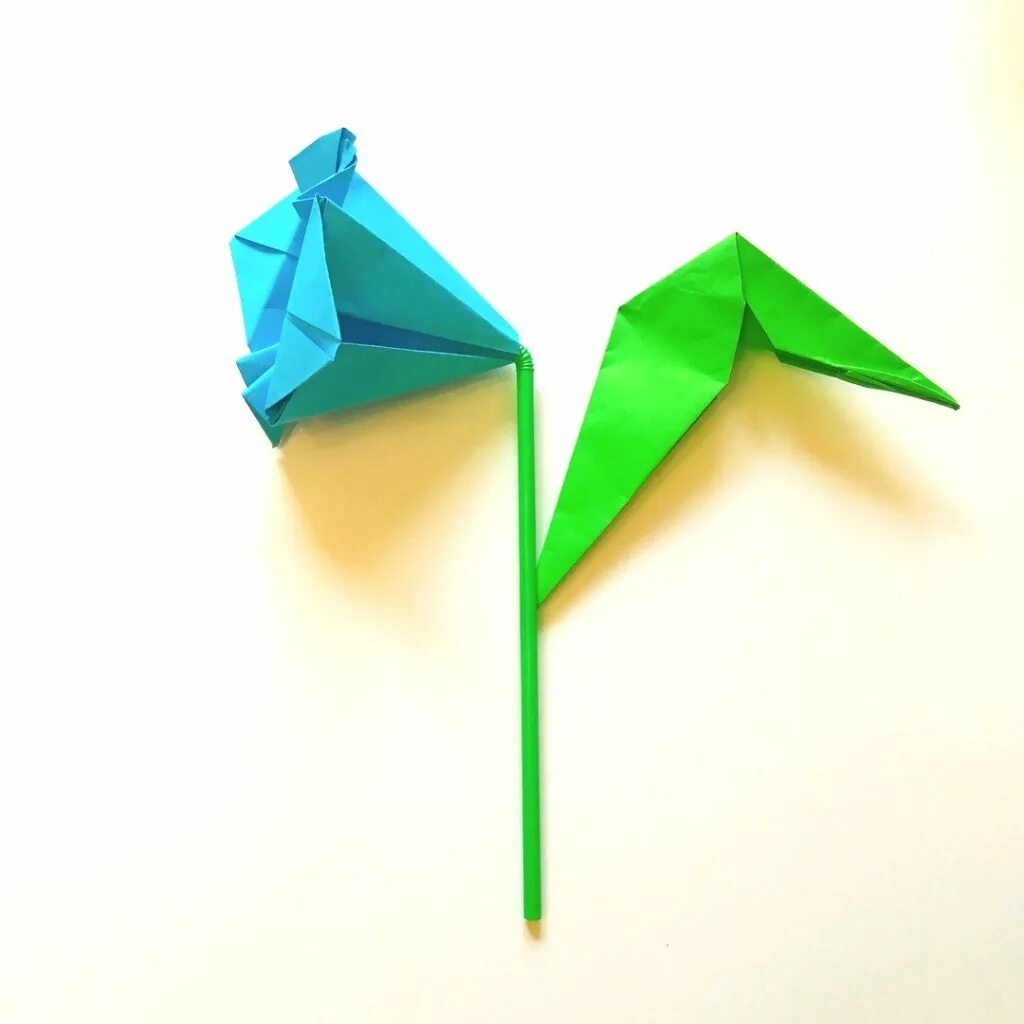 Весеннее оригами. Колокольчик оригами. Колокольчик оригами из бумаги. Оригами колокольчик цветок. Оригами цветок колокольчик из бумаги.