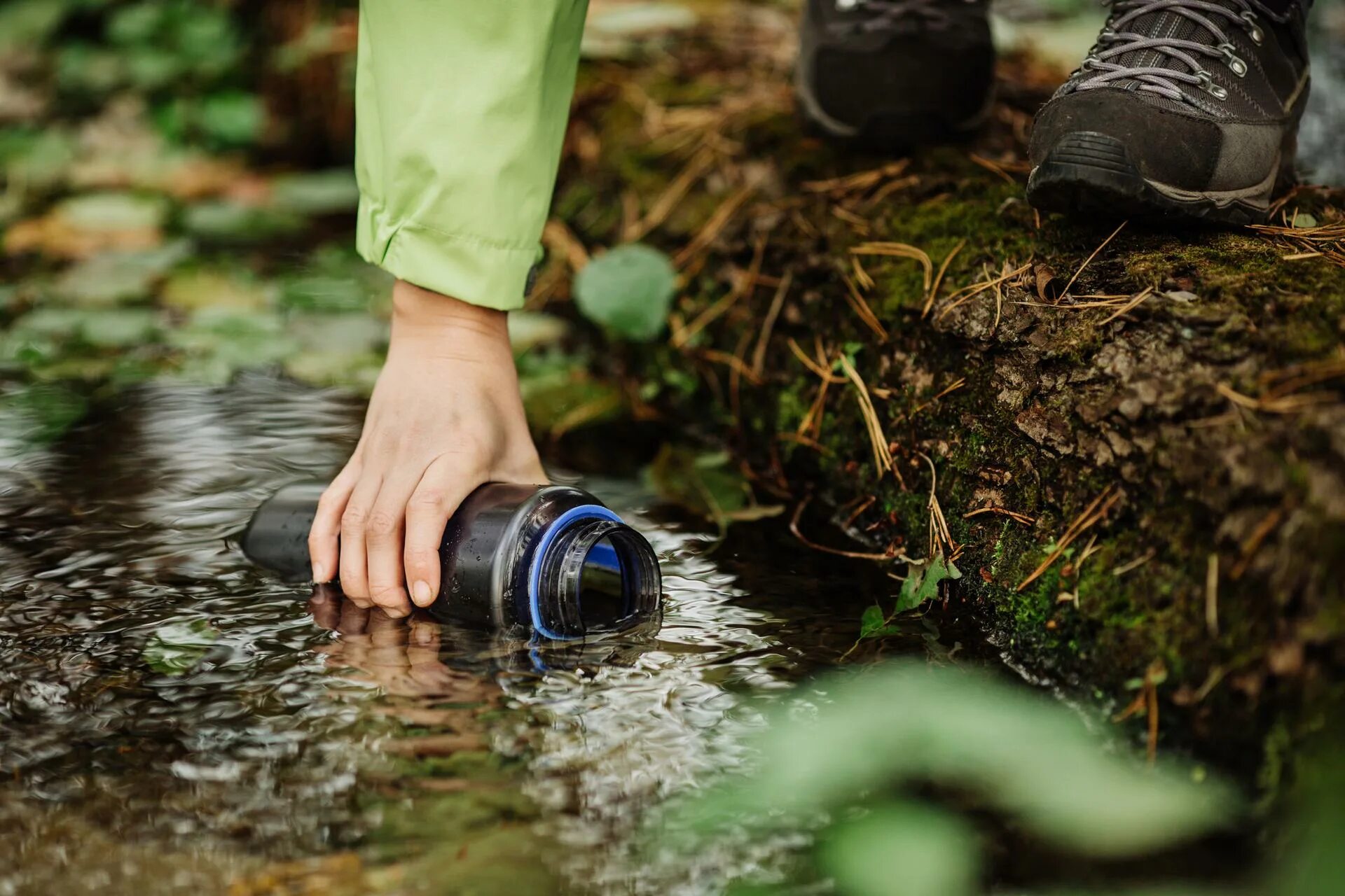 Пить воду из родника. Вода в походе. Пьет воду из речки. Очищение воды. Что делает человек из воды