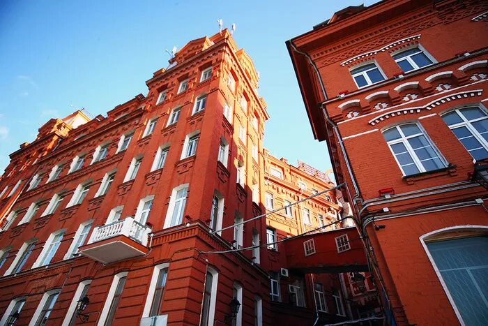 красная пресня 21 газпромбанк. разноцветные здания. красная дом 21. красный фасад дома. красная пресня д 21 банк.