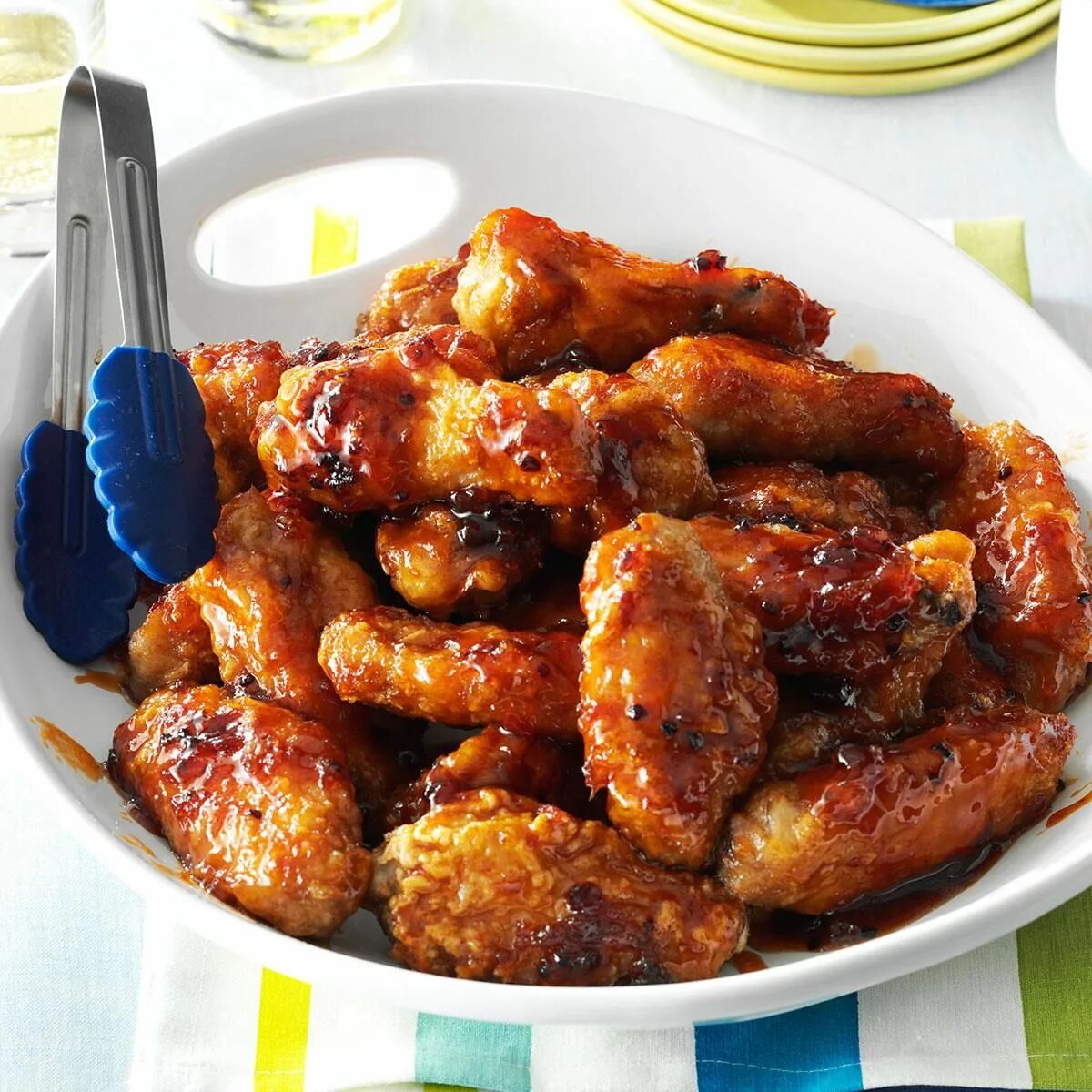 Крылья в меду с соевым соусом в духовке. Крылышки в соевом соусе в духовке. Куриные крылышки в медовом соусе. Острые куриные крылышки. Яннем чиккен.