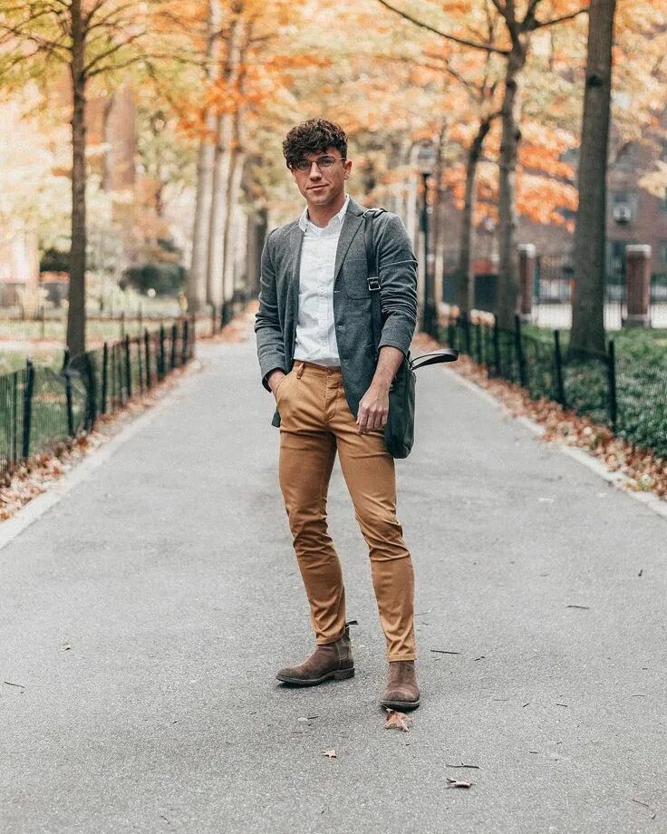 Вельветовые брюки massimo dutti. Монки с джинсами мужские. Мужской лук коричневый. Бежевые ботинки мужские. Мужской стиль с коричневой кожаной курткой.