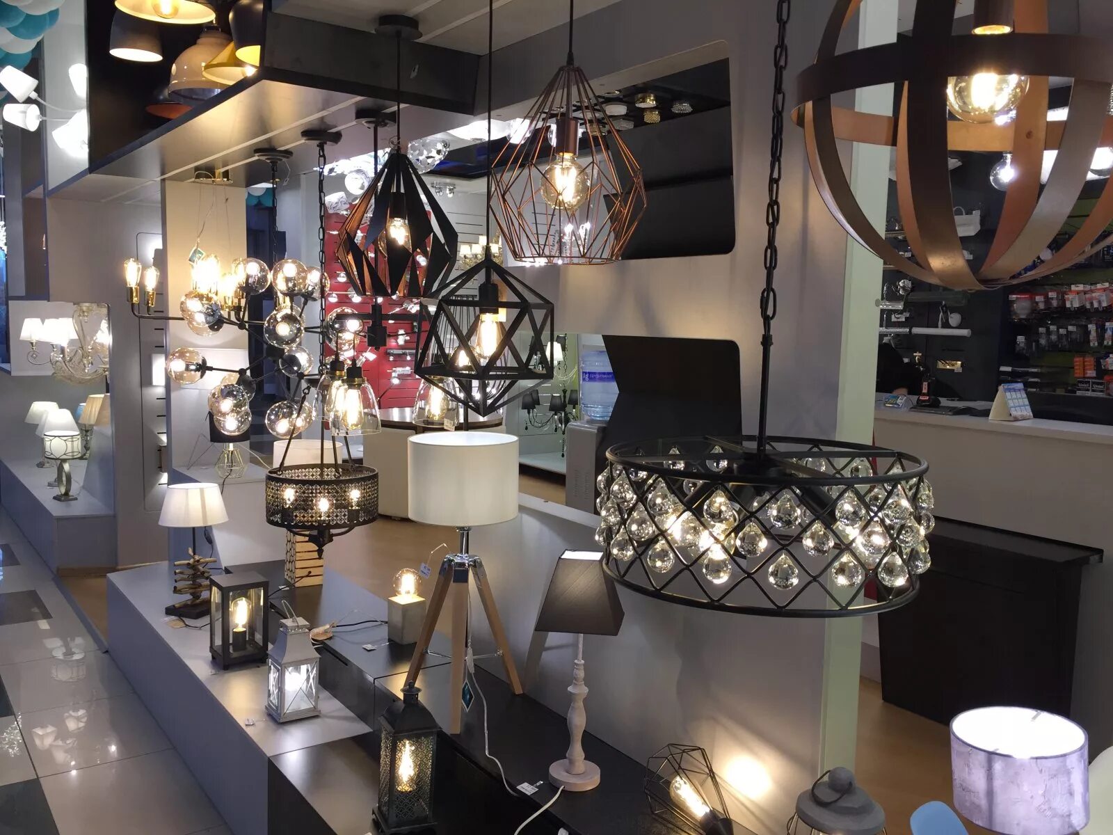 Светильник shop. Магазин люстр. светильник в интерьере магазина. люстра в бутик. интерьер магазина люстр.
