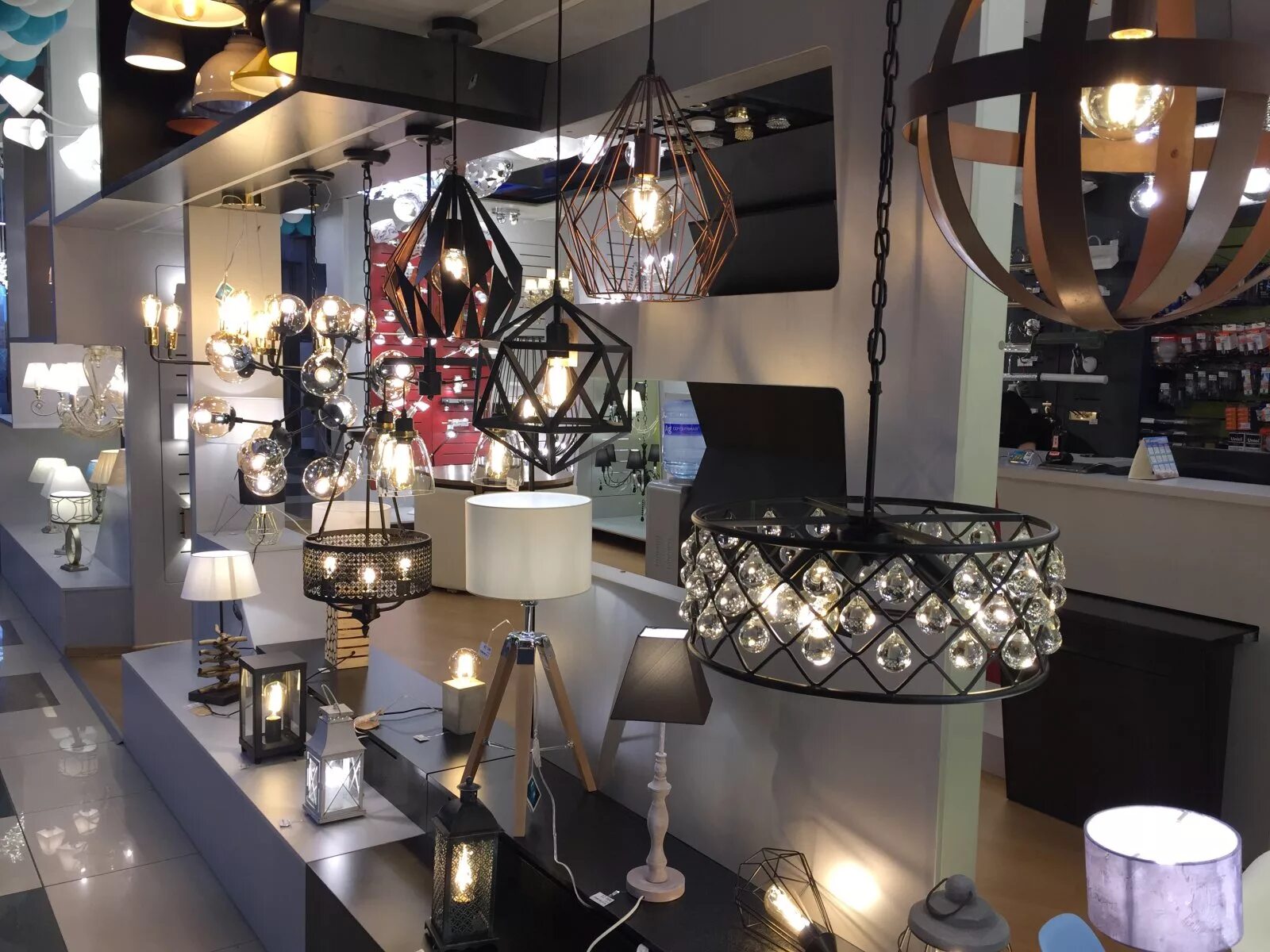 Lighting store ru. Магазин люстр. Светильник в интерьере магазина. Люстра в бутик. Интерьер магазина люстр.