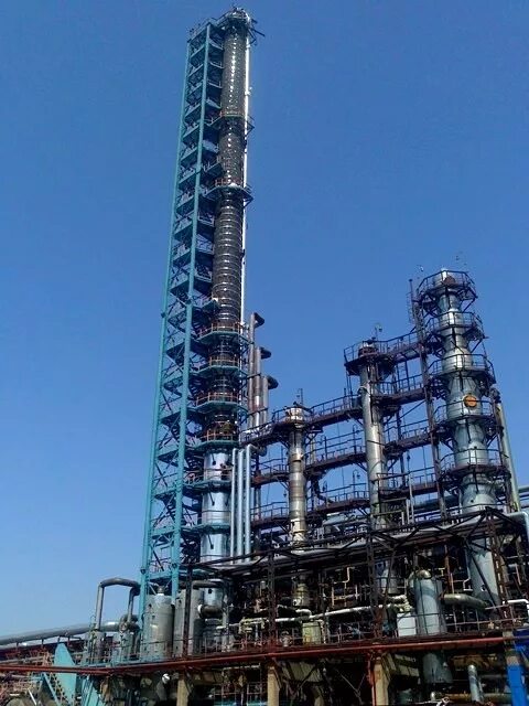 Ректификационная колонна переработка нефти. Ректификационную колонну с нефтеперерабатывающего завода. Ректификационная колонна хим завод. Ректификационные колонны спиртового завода. Ректификационная колонна воронежсинтезкаучук.