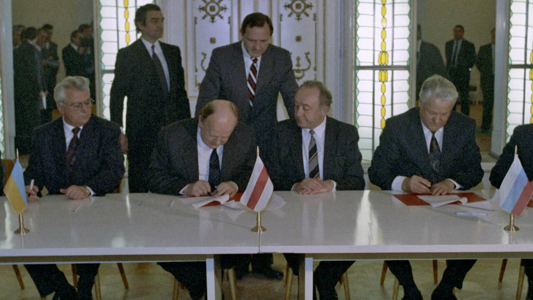 8 декабря 1991 года был подписан. Ельцин Кравчук и Шушкевич Беловежское соглашение. 1991 8 Декабря Беловежское соглашение распад СССР. Ельцин в Беловежской пуще подписали СНГ. Ельцин Кравчук и Шушкевич в Беловежской пуще.