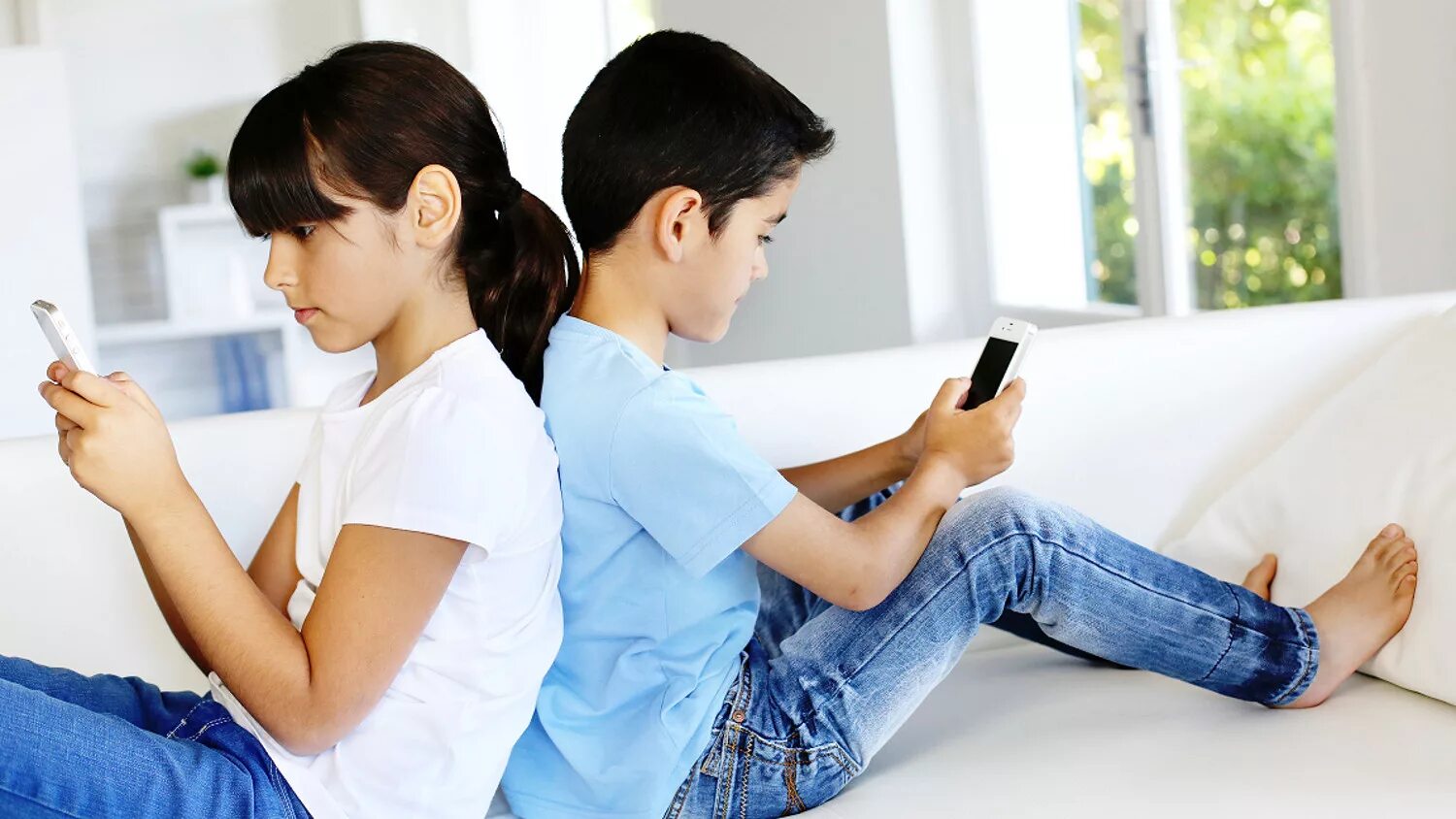 Родители сидят в телефонах. Подросток с телефоном. Ребенок со смартфоном. Современные дети и гаджеты. Гаджет зависимость у детей.