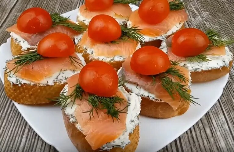 Бутерики с красной рыбой. Красная рыба соленая. Малосолёная красная рыба горбуша. Бутерброды с форелью слабосоленой. Бутерброды с форелью слабосоленой.