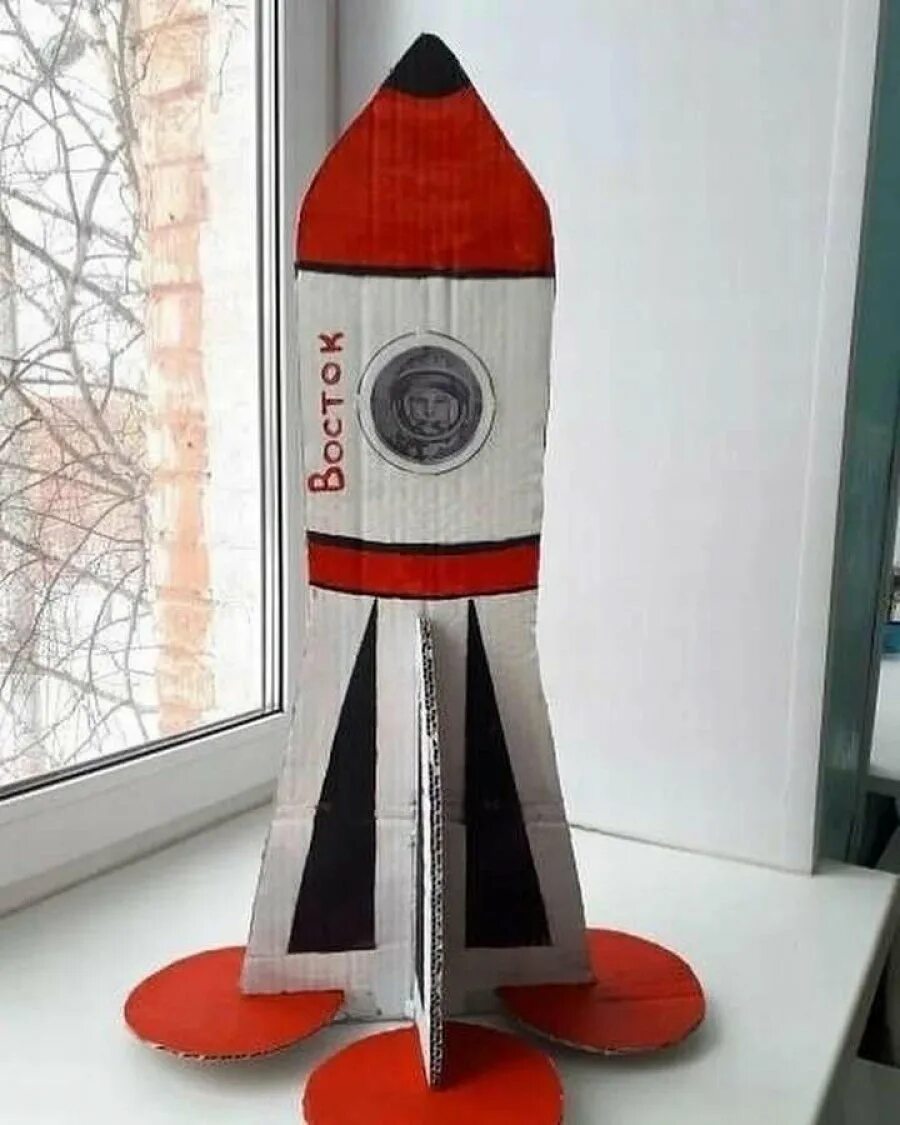 Сделать ракету из картона ко дню космонавтики. Ракета поделка. космическая ракета поделка. ракета из картона. ракета из бумаги для детей.