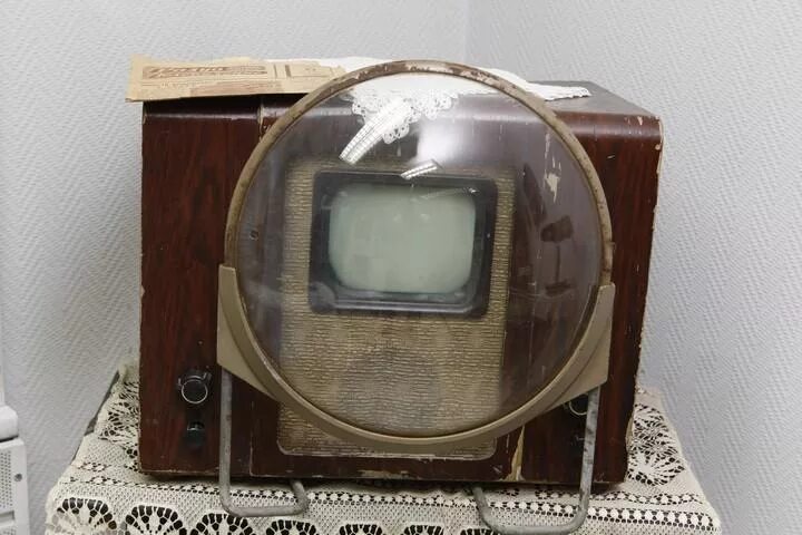 1 телевизор в мире. Телевизор КВН-49-4. Телевизор Ленинград т2 с линзой. Первый телевизор. Первый телевизор в мире.