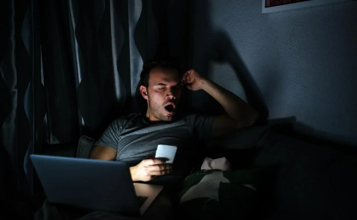 Stay up late. Бессонница за компьютером. Stay up late at night. Ночное чтение книг. Ночью перед компьютером.