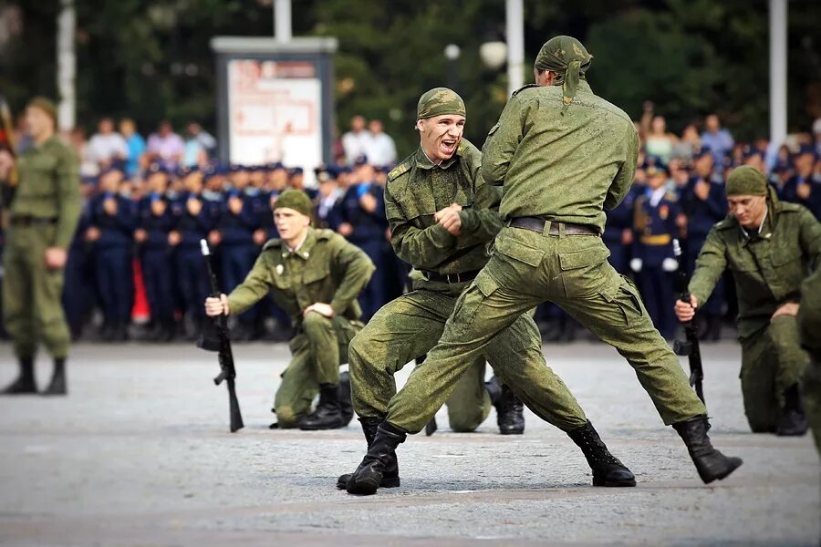 Приняли военно. Воронеж военное училище. Военно воздушное училище Воронеж. Курсанты военного училища в Воронеже. Воронеж армия.