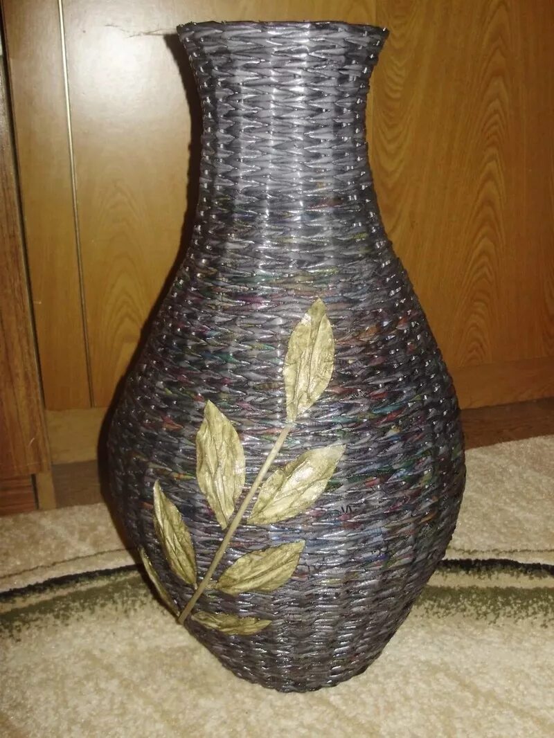 Ваз из газетных трубочек. Напольная ваза. Плетеные вазы напольные. Вазы своими руками. Декорирование вазы своими руками.