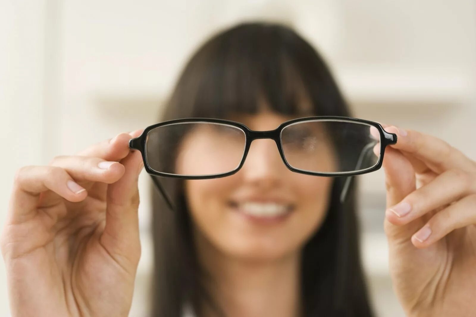 Проблемы со зрением. Человек в очках. Человек с близорукостью. Снимает очки. Девушка с плохим зрением.