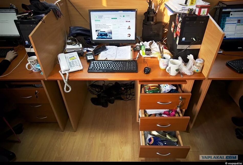 рабочее место в офисе. плохие места в доме. плохие места в доме. грязная комната с компьютером. штат орегон, городок детройт.