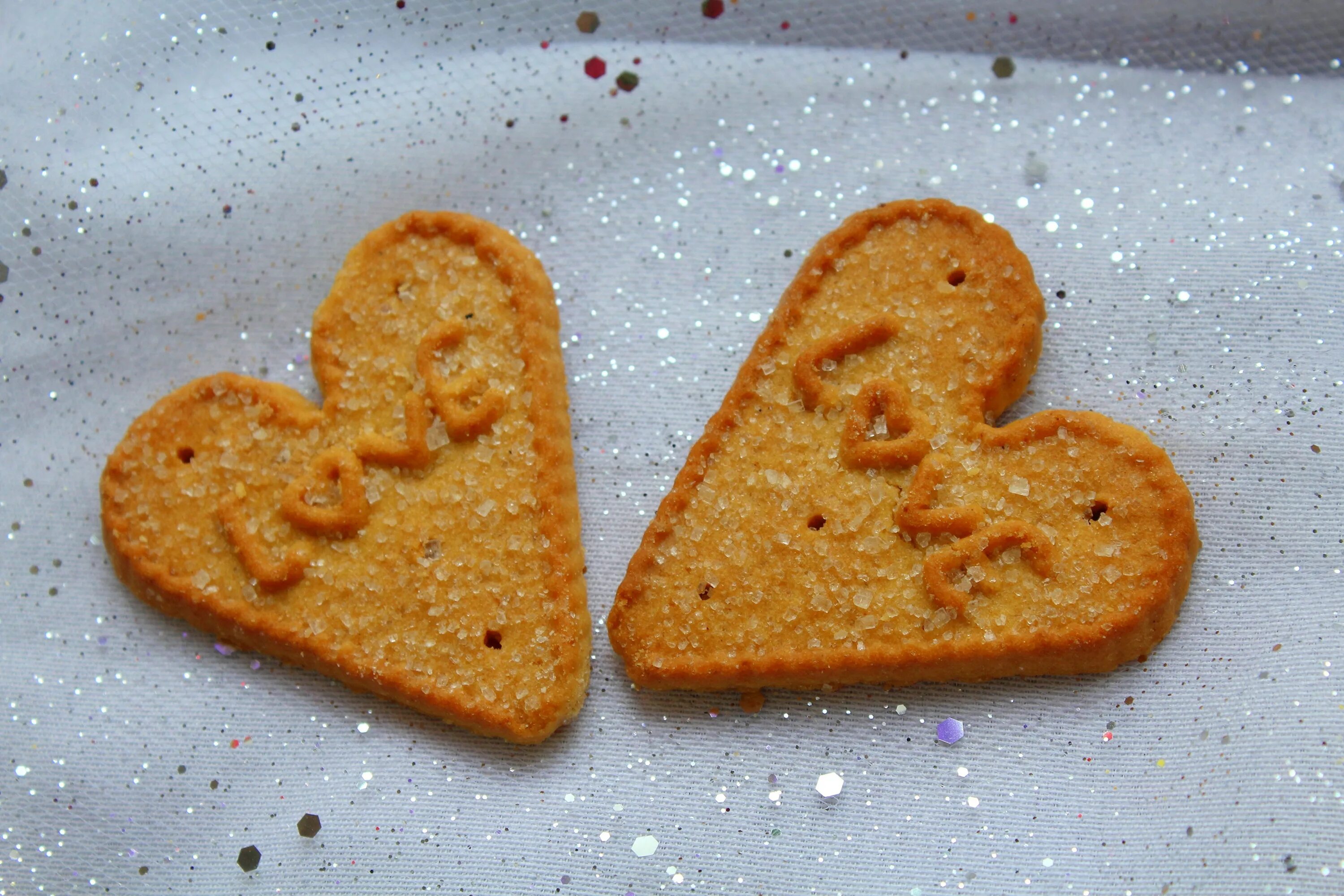 Двумя печеньями. Печенье. Печенье сердечки. Печенье в виде сердца. Форма сердечко для выпечки.
