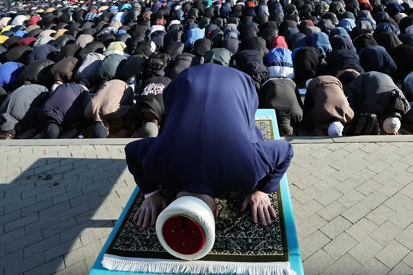 Ураза байрам 10 апреля 2024 года. Ураза-байрам 2023 в Москве. Москва байрам намаз 2023. Мусульмане в Москве. Мусульмане в Москве молятся на улице.
