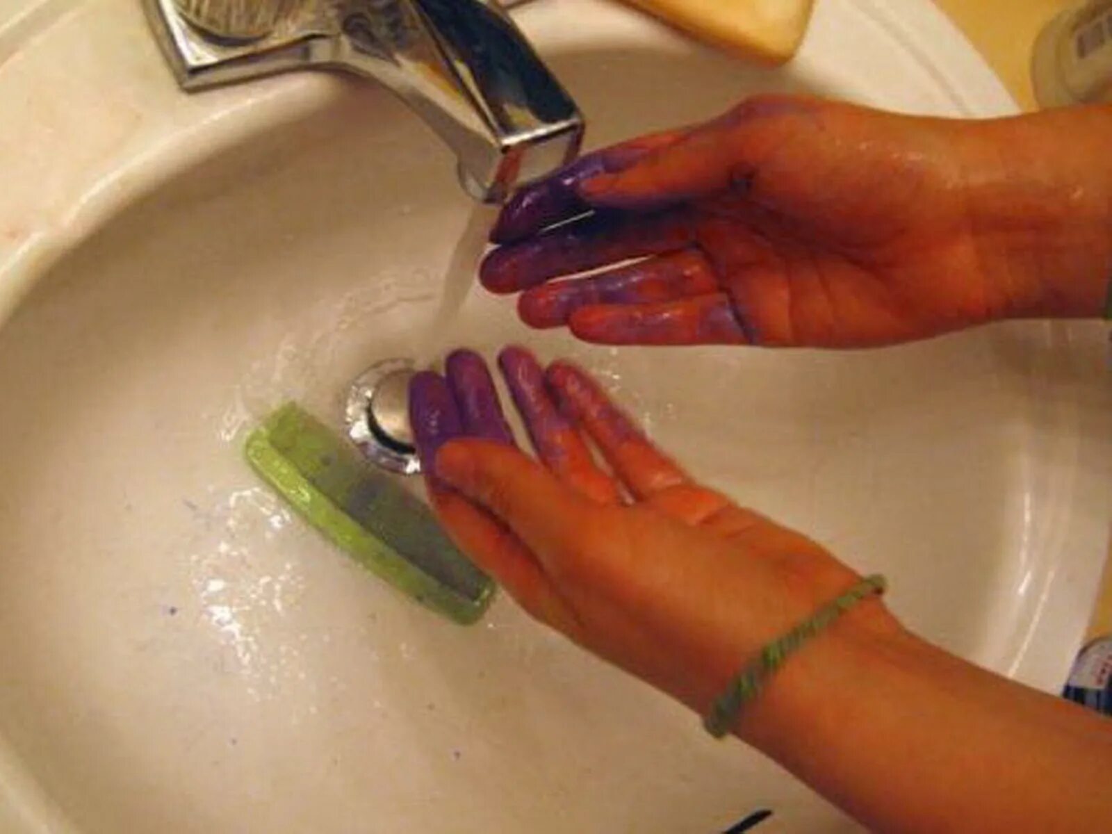Чем можно смыть ногти. Отмывает краску для волос. Смывание красителя.