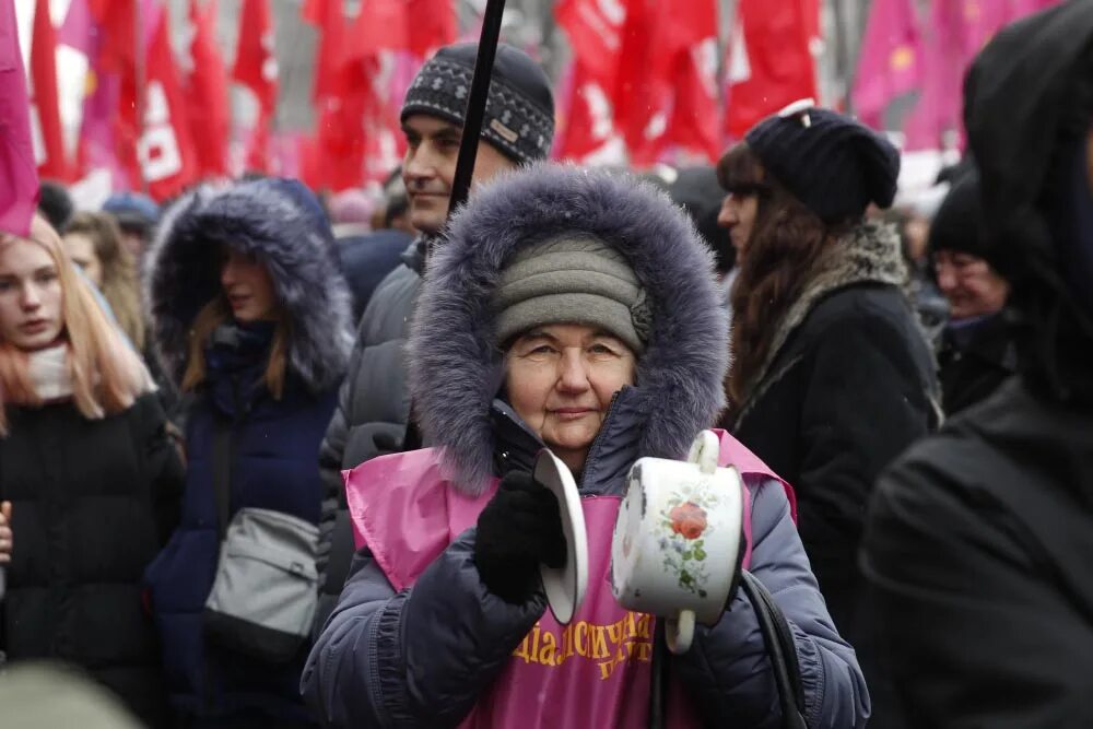 Марш пустых кастрюль в Нью-Йорке. Кастрюли на Майдане. Кастрюля на голове. Митинг марш пустых кастрюль.