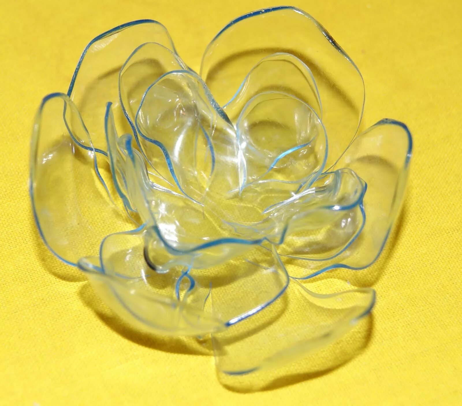 цветы из пластика. поделки из эпоксидной смолы. декоративные стеклянные шарики. пластиковые прозрачные игрушки на елку. бабочек из баклажки.