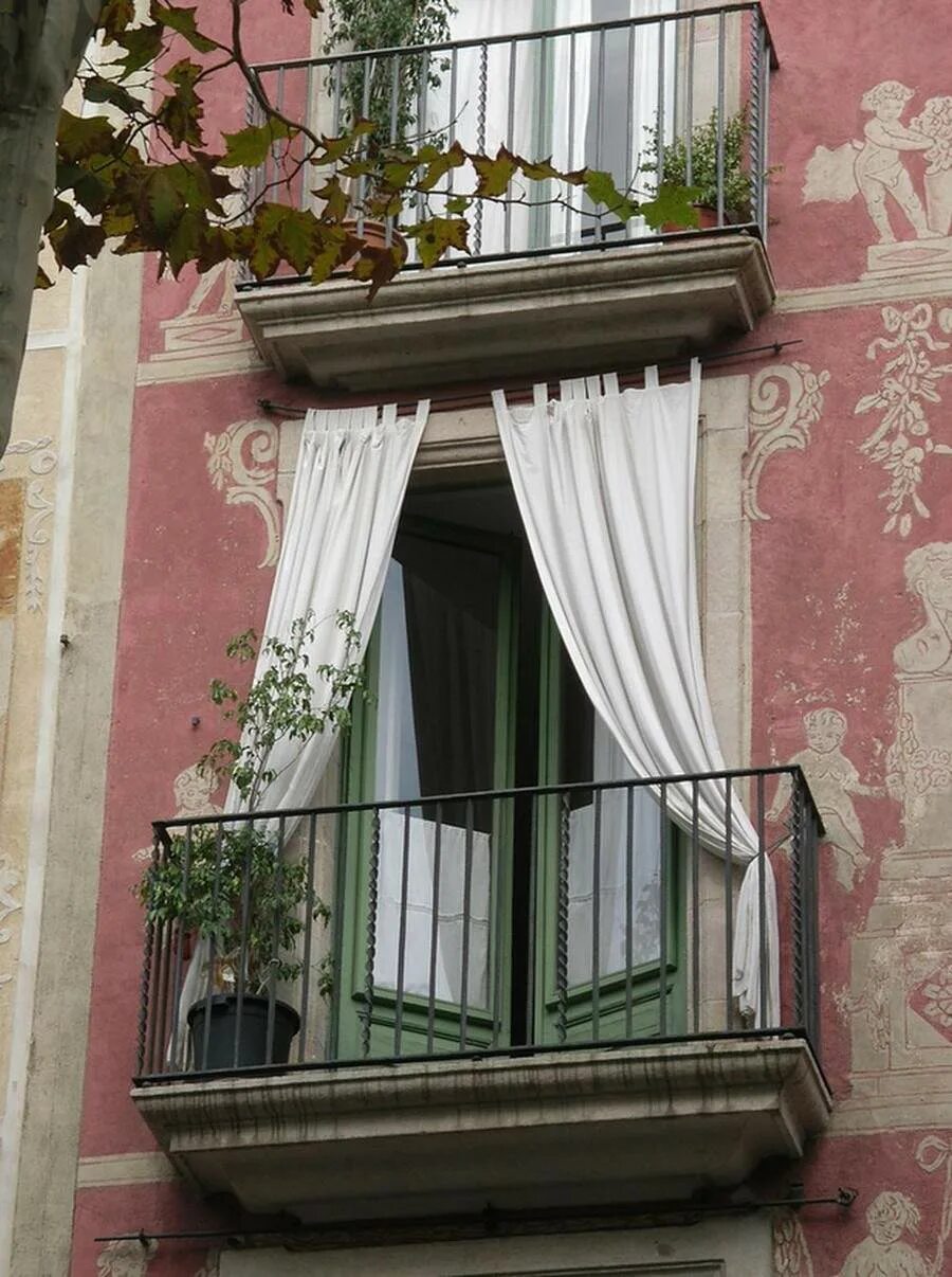 Балконы Барселоны. Красивый балкон. Французский балкон. Красивый балкон снаружи.