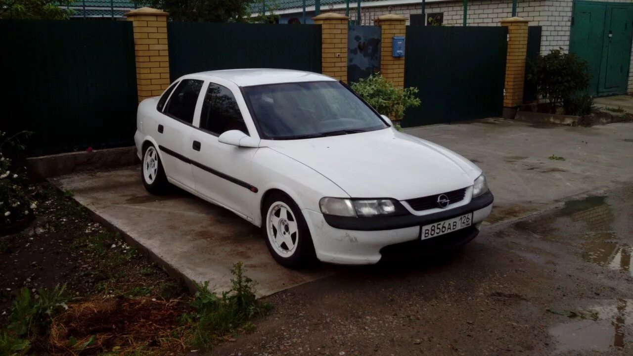 Опель вектра б кольца. Opel Vectra b белая. Opel Vectra 1996 1.8. Опель Вектра б белый. Опель Вектра б 2000 белый.