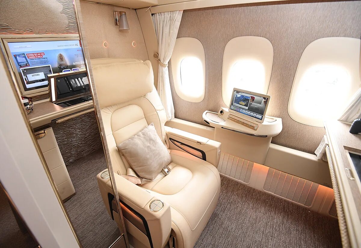 Emirates 777-300er first class. Первый класс Боинг 777 Эмирейтс. Boeing 777 Emirates первый класс. Emirates 777-300er кабина.