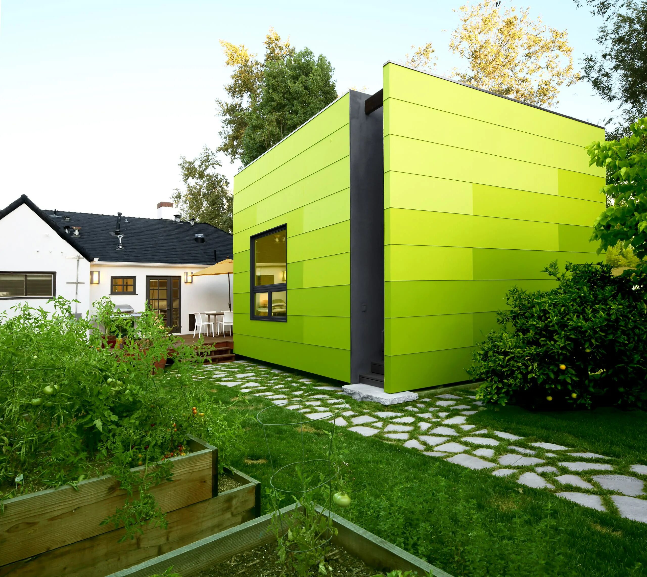 Яркие фасады. Современная отделка фасада. Зеленый дом. Дом с зеленым фасадом.