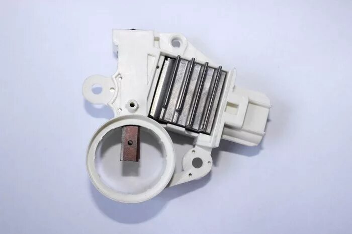 Реле регулятор magneti marelli форд фокус 2. Huco 130771 регулятор напряжения. Регулятор напряжения форд фокус 2 1. 6. Реле регулятор напряжения форд фокус 2 1.