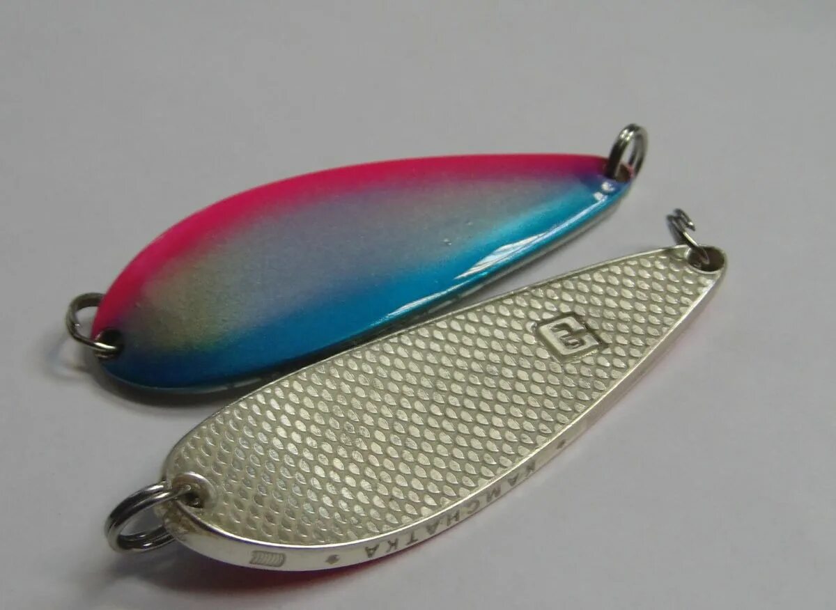 Блесна konger tarpon. Блесна триколор. Блесна триколор. Флажки для блесен. Блесна триколор.