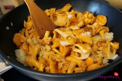 Лисички со сметаной и луком на сковороде