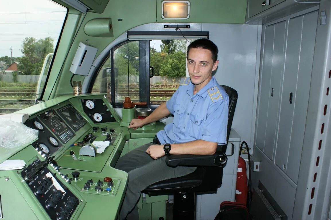 Работа водителем в ржд. Работа водителем в ржд. Помощник машиниста электропоезда ржд. Работа водителем в ржд. Локомотивная бригада ржд.