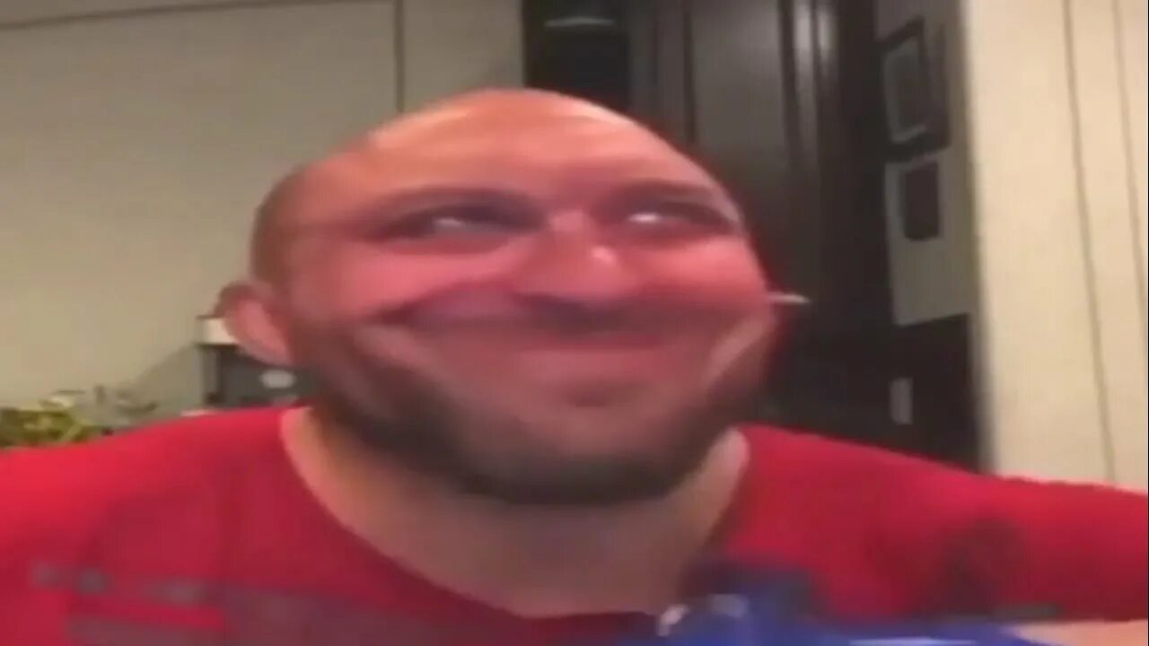 Лысый мужик ест чипсы. Чипсы лысых. Качок ест чипсы. Мужик ест чипсы. Мужик с чипсами.