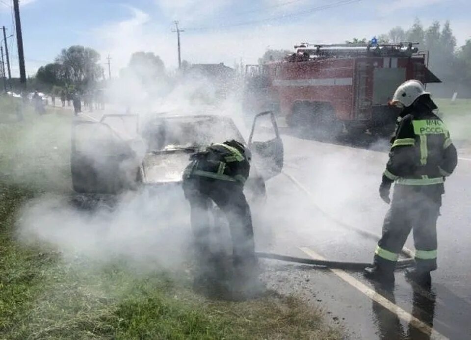 Авария в поселке орловский. Горит пожарная часть. Возгорание автомобилей в Орловской области. МЧС часть Хотынец.