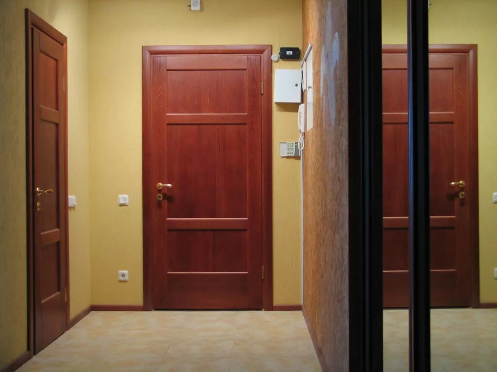Двери в квартиру в клину