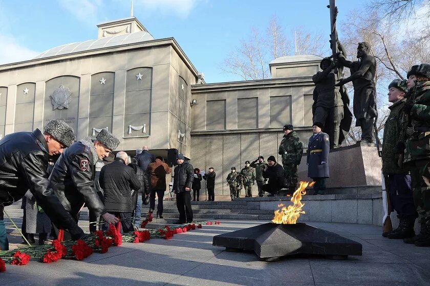 Купить память в красноярске. Мемориал Победы Красноярск. Вечный огонь мемориал Победы Красноярск. Вечный огонь Красноярск Красноярск. Музей мемориал Победы.