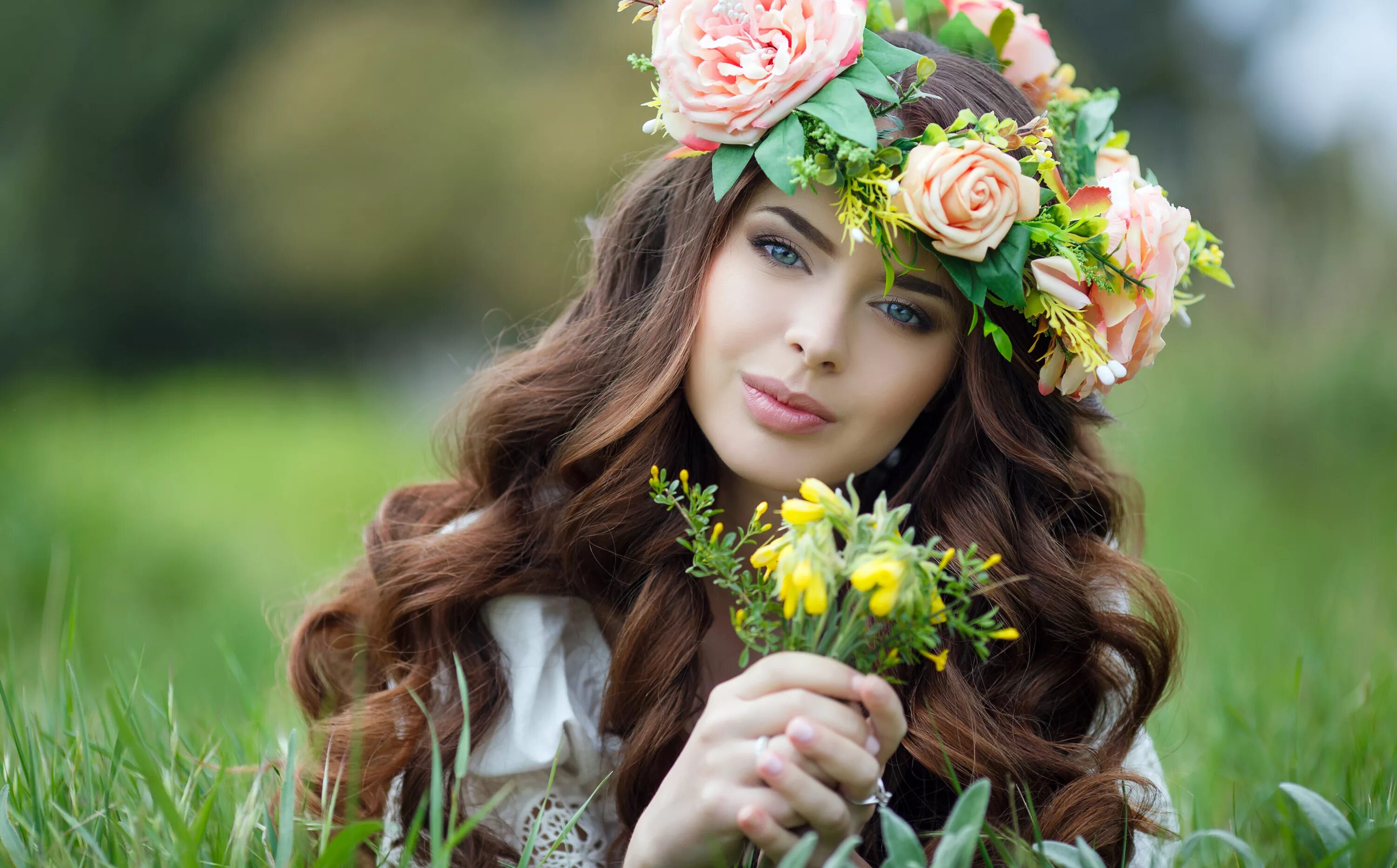 Девушка в венке из рябины. Кожа венком. Девушка в венке из цветов. Девушка в венке из одуванчиков. Венок из цветов.