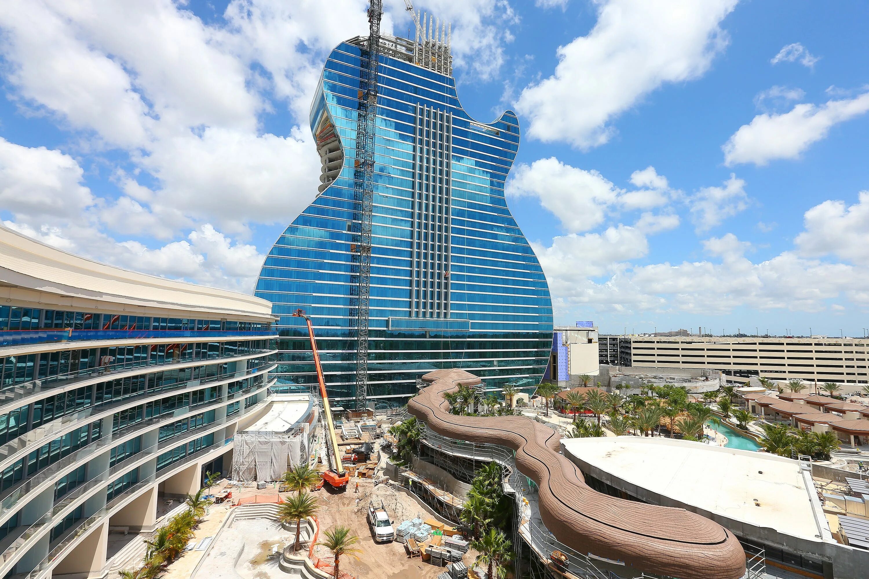 Майами стадион. Хард рок отель майами. Хард рок майами гитара отель. Hard rock hotel майами. Небоскреб в виде гитары сша.