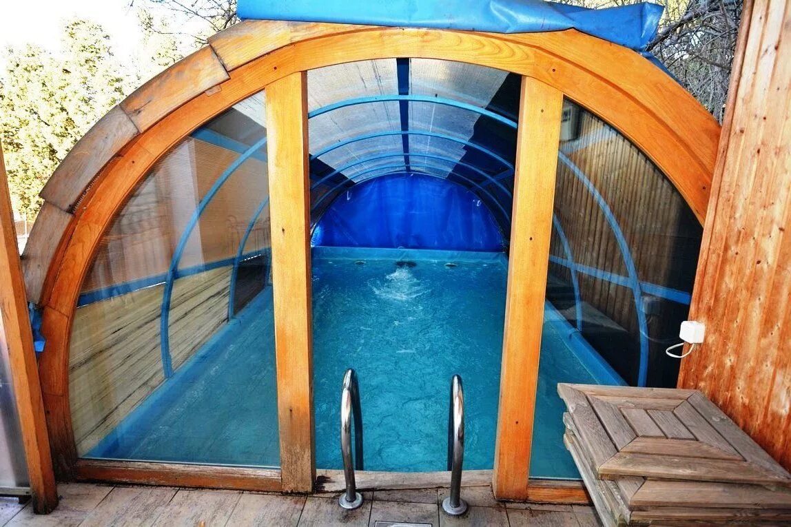 снять дом с бассейном в ялте. дом с бассейном в крыму. дом с бассейном купить в ялте.