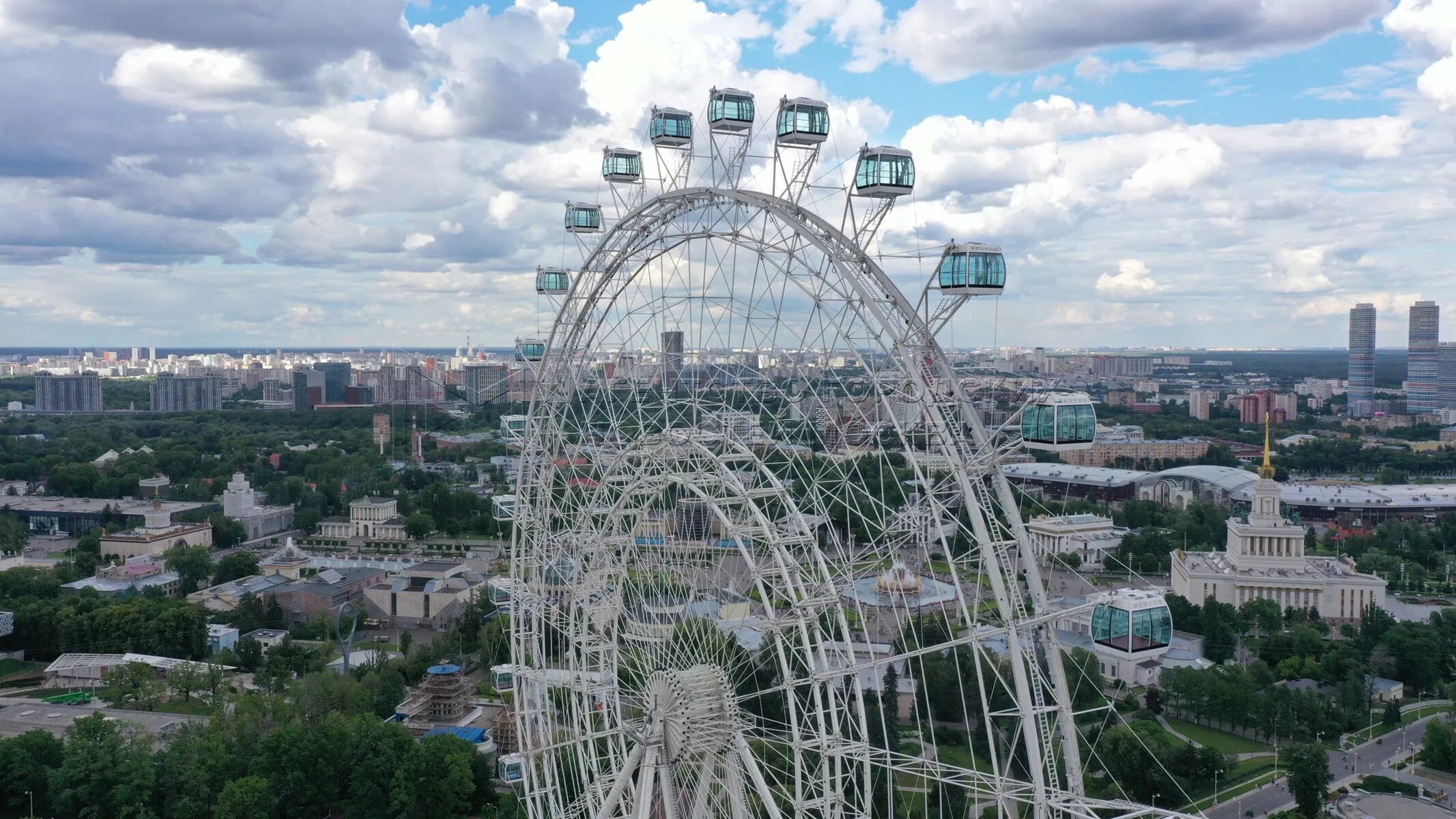 Высота колеса обозрения в москве на вднх. Колесо обозрения ВДНХ. Парк ВДНХ колесо обозрения. Колесо обозрения на ВДНХ 2023. Колесо обозрения солнце Москвы на ВДНХ.