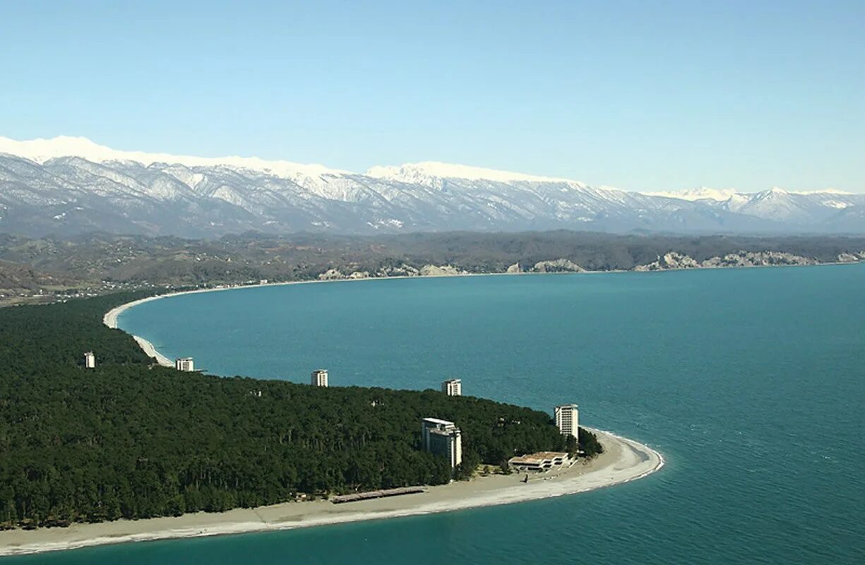 Береговая линия абхазия. Мыс Пицунда Абхазия. Адзюбжа Абхазия. Пицунда Абхазия горы. Пицунда Абхазия море.