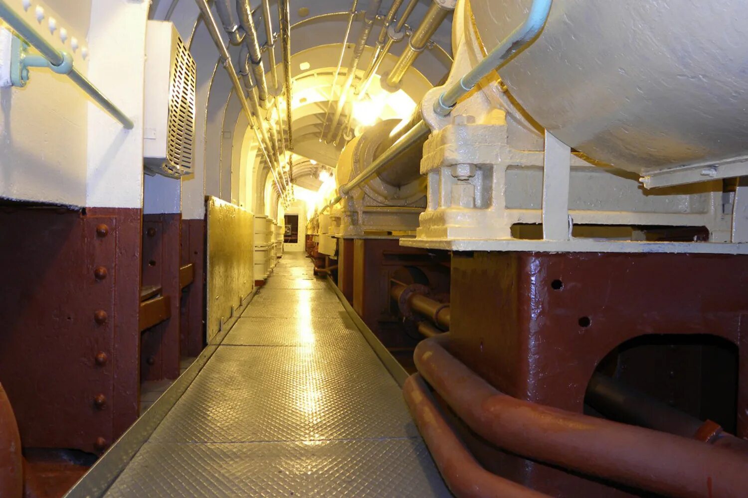 Грузовые помещения судов. Грузовой люк на судне. Судовой трюм. Внутренние помещения на судне. Мидель танкера.