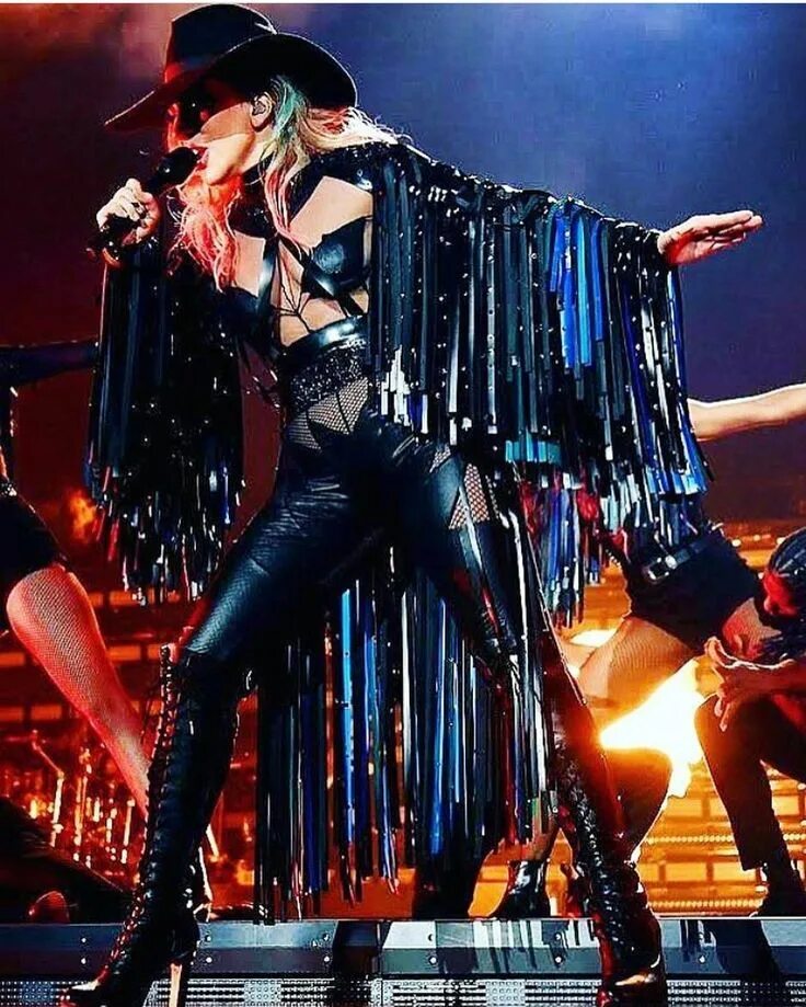 Lady gaga 2009. Джоанн тур гага. Gaga tour. Леди гага на шаре. Lady gaga joanne world tour.