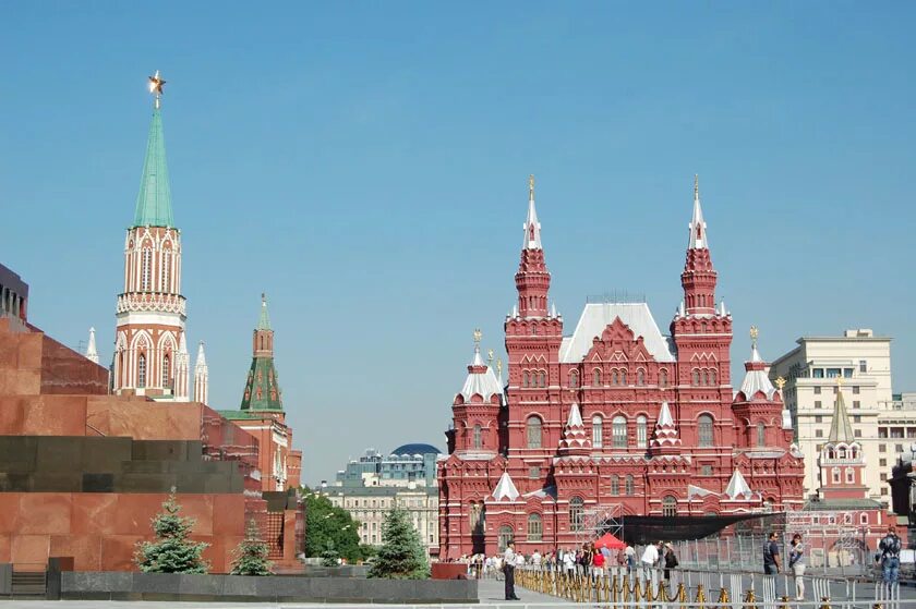 Почему главную площадь страны называли красной. Спасская башня и храм Василия Блаженного. Здания Кремля и красной площади.