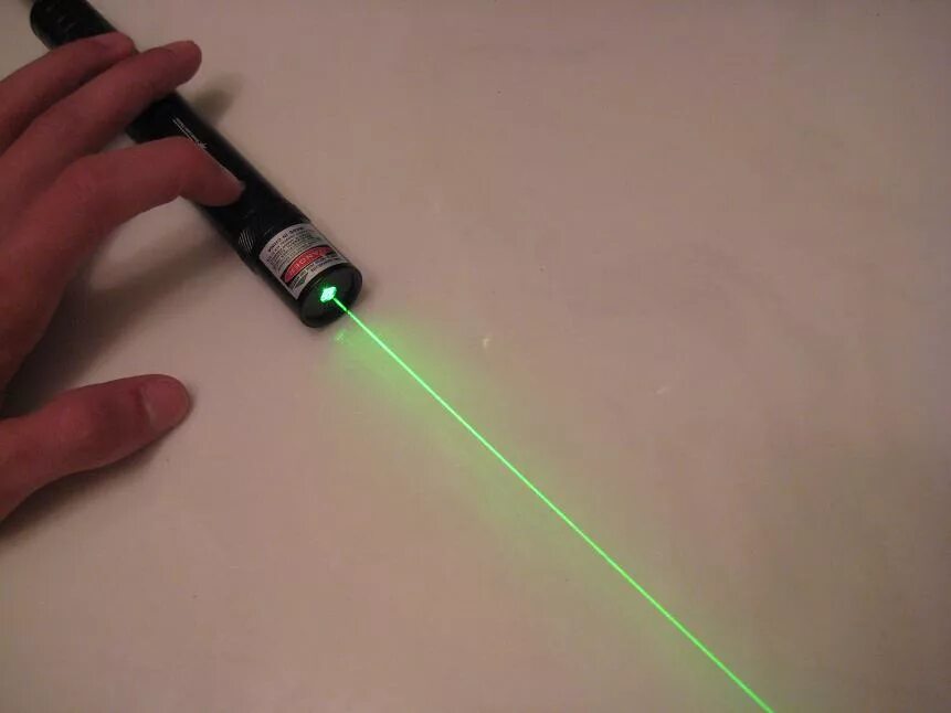 Указка разбор. Зеленая лазерная указка Green Laser Pointer. Лазерная указка 400нм. Лазерная указка Laser Pointer l04-4 4 насадки зеленый Луч Black 261014. Лазер зеленый Луч 2000 метров.