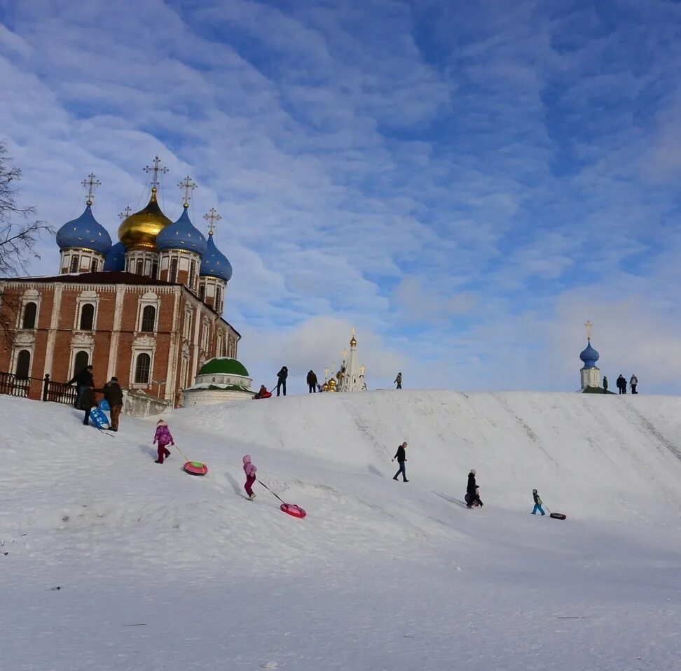 Горка в Нижегородском Кремле. Горки зимой праздник возле храма. Зеленогорск горка Кремль. Рязань зимой вид сверху. Кремлевская горка